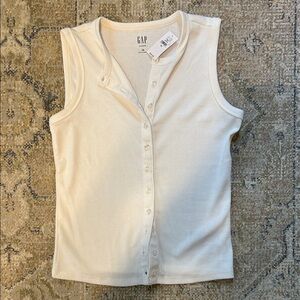 GAP Sleeveless Button-Down Top